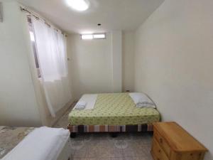 馬查拉的住宿－Departamentos de la Costa，一间小卧室,配有两张床和窗户