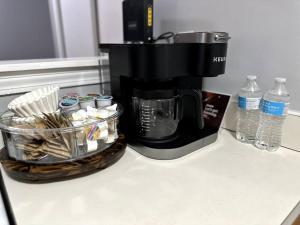 eine Kaffeemaschine auf einer Theke in der Unterkunft Cozy Downtown Oasis in Hartford