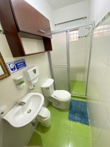Un baño con inodoro, lavabo y ducha. en CONNOLLY'S APARTMENTS, en San Andrés