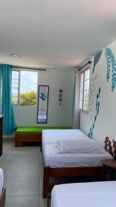 Un dormitorio con dos camas y una ventana. en CONNOLLY'S APARTMENTS, en San Andrés