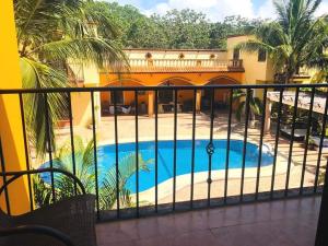uma vista a partir da varanda de uma casa com piscina em HDA VALENTINA em Playa del Carmen
