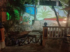um mural na parede de um quarto com escadas em HDA VALENTINA em Playa del Carmen