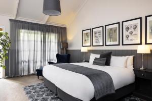 Un pat sau paturi într-o cameră la Mineral Springs Hotel Hepburn