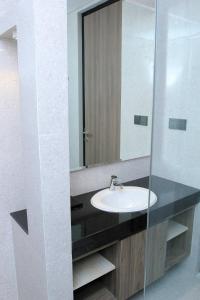 Koupelna v ubytování Eno Front One Hotel Semarang + 20 fotografií