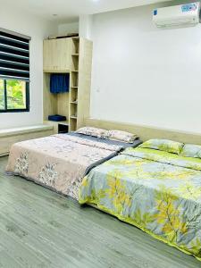 1 Schlafzimmer mit 2 Betten und einem Fenster in der Unterkunft Villa Quy Nhơn Gần Biển Gần Trung Tâm - Biệt Thự Quy Nhơn Gần Biển in Quy Nhon