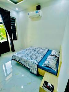ein Schlafzimmer mit einem Bett in der Ecke eines Zimmers in der Unterkunft Villa Quy Nhơn Gần Biển Gần Trung Tâm - Biệt Thự Quy Nhơn Gần Biển in Quy Nhon
