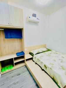 ein Schlafzimmer mit einem Bett und einem Schrank in der Unterkunft Villa Quy Nhơn Gần Biển Gần Trung Tâm - Biệt Thự Quy Nhơn Gần Biển in Quy Nhon