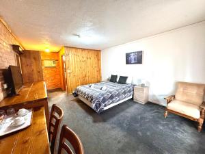Ένα ή περισσότερα κρεβάτια σε δωμάτιο στο Diamond House Motor Inn