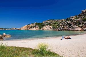 ラ・マッダレーナにあるcasa di campagna in riva al mare- da Auroraの砂浜と水上の椅子付きのビーチ
