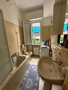 a bathroom with a sink and a tub and a toilet at Vicino al mare in Borgio Verezzi