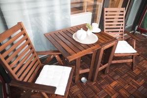 a wooden table and two chairs on a patio at Ferienwohnung Kranichsee 2 in Goslar