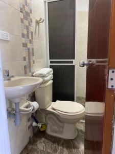 a bathroom with a toilet and a sink at Apartamento en Bucaramanga in Bucaramanga