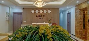 un vestíbulo de oficina con una gran planta en primer plano en ANH TU Hotel, en Lạng Sơn