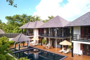 una vista exterior de una villa con piscina en Sun Siyam Iru Fushi - 50 percent off on Seaplane transfer for minimum 4 night stay till 30 Sept 2024, en Manadhoo