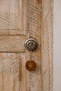 una puerta de madera con cerradura en Tulus Hati Ubud Retreat, en Ubud