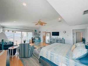 ニュー・スマーナ・ビーチにあるLaLa's Beach Houseのベッドとリビングルームのある寝室