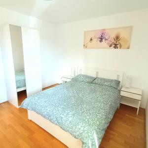 um quarto com uma cama com um edredão azul em A Twist of Lime em Moravske-Toplice