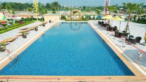una vista sulla piscina di un resort di Khu Nghỉ Trải Nghiệm Golden Field a Bản Cong Na