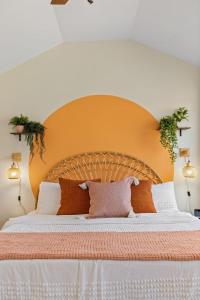 een bed met een groot oranje hoofdeinde met kussens bij Convienent Craftsman in Nashville