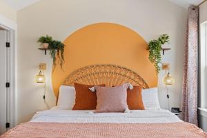 een slaapkamer met een groot bed met een oranje hoofdeinde bij Convienent Craftsman in Nashville