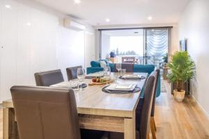 Posezení v ubytování Bright Stylish Kings Beach Apartment