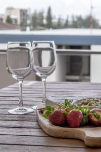 Nápoje v ubytování Bright Stylish Kings Beach Apartment