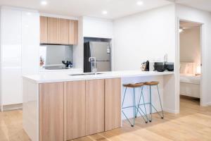 Kuchyň nebo kuchyňský kout v ubytování Bright Stylish Kings Beach Apartment
