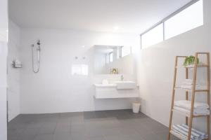 Koupelna v ubytování Bright Stylish Kings Beach Apartment