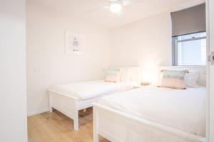 Postel nebo postele na pokoji v ubytování Bright Stylish Kings Beach Apartment + 27 fotografií