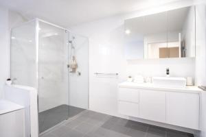 Koupelna v ubytování Bright Stylish Kings Beach Apartment