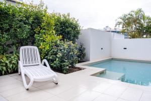 Bazén v ubytování Bright Stylish Kings Beach Apartment nebo v jeho okolí