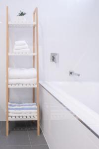 Postel nebo postele na pokoji v ubytování Bright Stylish Kings Beach Apartment