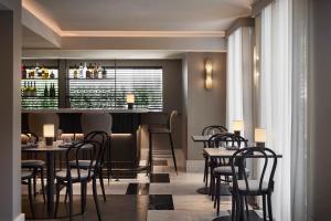 The Lyall في ملبورن: مطعم بطاولات وكراسي وبار