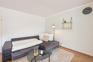- un salon avec un canapé et une table dans l'établissement Traumhafte Wohnung mit Neckarblick, à Neckarsteinach