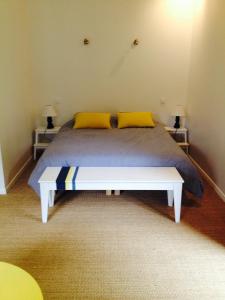 AzurにあるLazuli Lodgeのベッドルーム1室(黄色い枕2つ付きのベッド1台付)