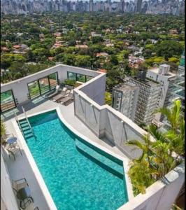 una imagen de una piscina en un edificio en Hotel M-LIÁ Jd Europa - Itaim BiBi - Classic Deluxe Duplex Studio - Executive Edition - By LuXXoR en São Paulo