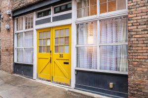una porta gialla su un edificio con finestre di Elegant Edgy Loft ad Asheville