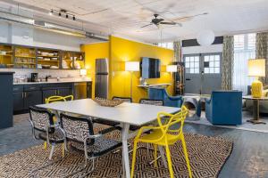 una cucina con tavolo e sedie gialle di Elegant Edgy Loft ad Asheville