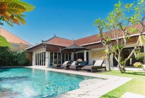 uma imagem de uma villa com piscina em The Zen Villas em Sanur