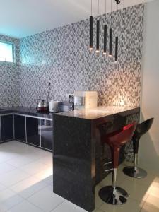 The Blue Residence 2 في كواه: مطبخ مع منضدة مع كرسي احمر