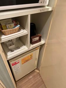 D-CUBE奈良店 في نارا: ثلاجة بابها مفتوح في مطبخ