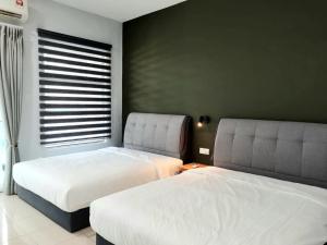 um quarto com 2 camas e uma janela em The Blue Residence em Kuah