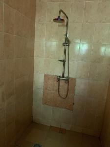 La salle de bains est pourvue d'une douche avec un pommeau de douche. dans l'établissement Brufut Luxury Villa, à Brufut