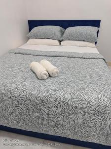 Un pat sau paturi într-o cameră la Santorini by Loteloft at Bukit Merah Laketown