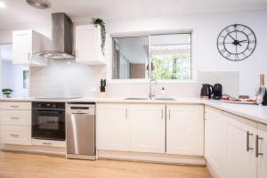 A kitchen or kitchenette at Pet Friendly Battery Hill Home away from Home