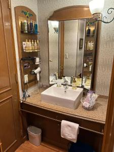 baño con lavabo y espejo grande en D-CUBE奈良店 en Nara