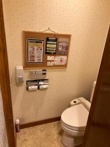 baño con aseo blanco en una habitación en D-CUBE奈良店, en Nara