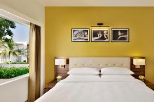 Postel nebo postele na pokoji v ubytování Four Points by Sheraton Mahabalipuram Resort & Convention Center