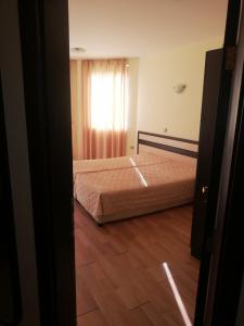 1 dormitorio con cama y ventana en Renta BG Apartments in Tsarevo, en Tsarevo