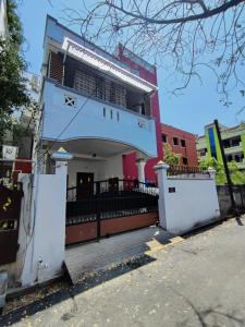 um edifício com um portão em frente em Maison Nataraja em Pondicherry